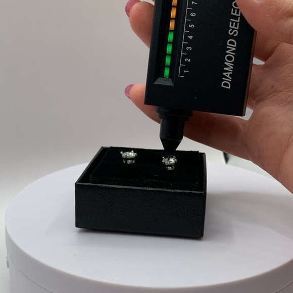 1ct Diamond Cut Moissanite earrings new in gift box stunning fire and brilliant - Picture 5 of 5